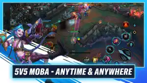 Five-a-side match with a champion pushing a lane